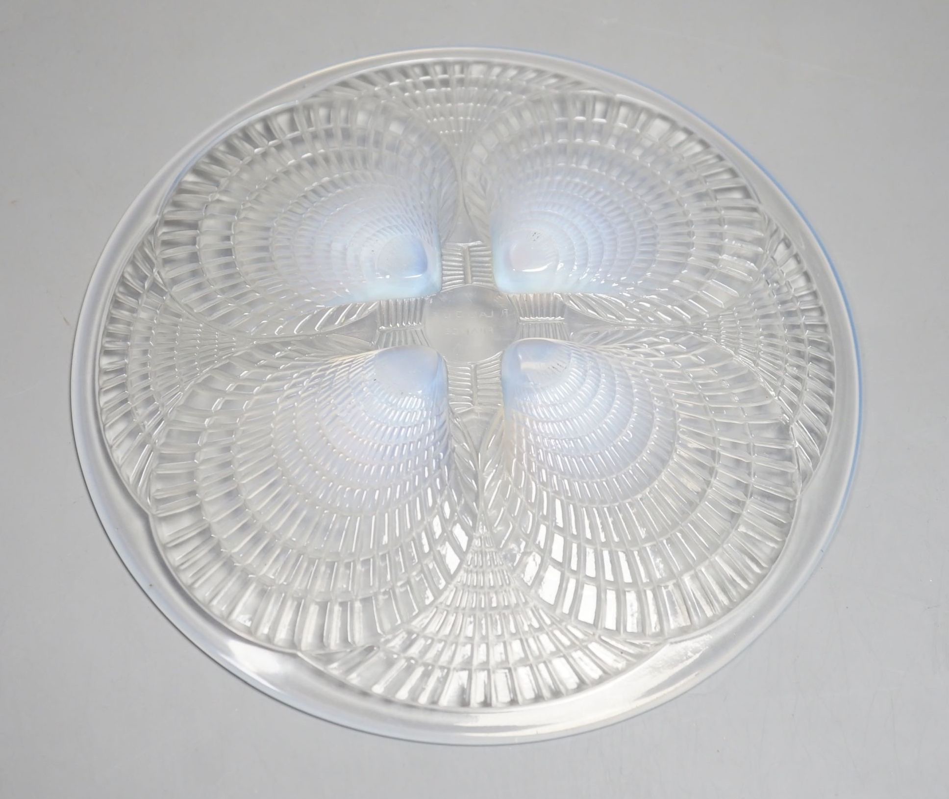 An R Lalique France Coquille dish, etched number 3012. Diameter 20cm